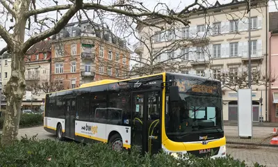 Ein Bus der Linie X45 fährt durch Baden-Baden. 