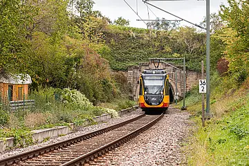 AVG-Stadtbahn fährt aus dem Tunnel.