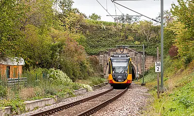 AVG-Stadtbahn fährt aus dem Tunnel.