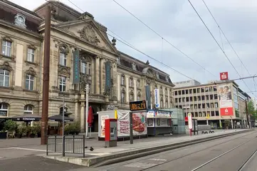 Der südliche Bahnsteig der oberirdischen Haltestelle am Europaplatz. Im Bildhintergrund ist die Fassade der Postgalerie zu sehen.