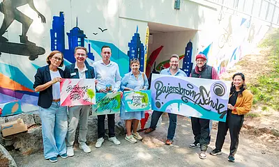 Die Projetpartner stehen vor der enue gestalteten Unterführung am Haltepunkt Baisersbronn Schule