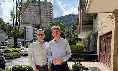 Der Karlsruher Nahverkehrschef Prof. Dr. Alexander Pischon (rechts) traf sich mit dem Geschäftsführer der deutsch-kolumbianischen Handelskammer, Mischa Groh, in Bogotá.