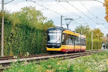 Eine AVG-Stadtbahn der Linie S11 fährt in Richtung Ittersbach.