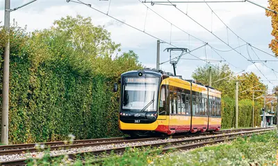 Eine AVG-Stadtbahn der Linie S11 fährt in Richtung Ittersbach.
