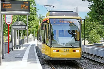 Tramlinie 5 in Richtung Rheinhafen an der Haltestelle Mühlburger Feld.