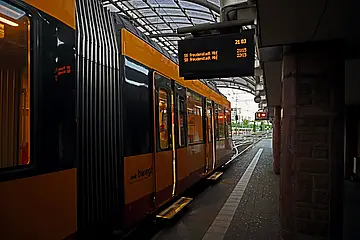 Seitliche Ansicht der AVG-Stadtbahn im Albtalbahnhof.