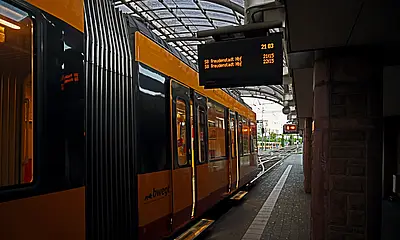 Seitliche Ansicht der AVG-Stadtbahn im Albtalbahnhof.