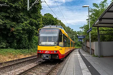 AVG-Stadtbahn hält an der Haltestelle Germersheim.