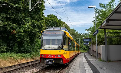 AVG-Stadtbahn hält an der Haltestelle Germersheim.
