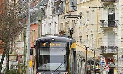 Die Tramlinie 4 fährt durch Karlsruhe. 