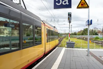 Seitliche Ansicht der Stadtbahn am Bahnhof.