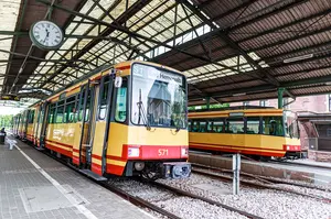 Zwei Bahnen stehen im Stadtbahnhof Ettlingen