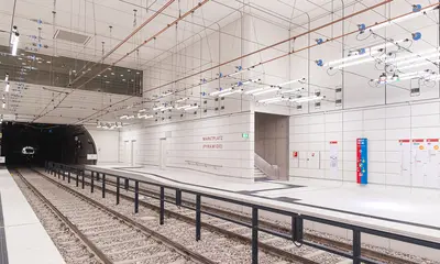 Leerer Bahnsteig an der Haltestelle Marktplatz im Stadtbahntunnel in Karlsruhe