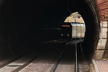 AVG-Stadtbahn fährt durch Tunnel.
