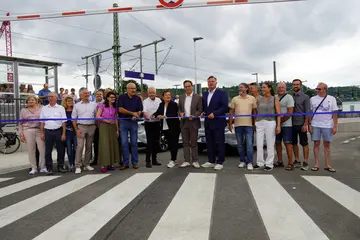 Vertreter*innen der Gemeinde Pfinztal und die Projektbeteiligten für den Bau der neuen Unterführungen in Sölingen zerschneiden bei einem symbolischen Akt ein blaues Bahnd zur offiziellen Eröffnung der neuen Unterführungen.