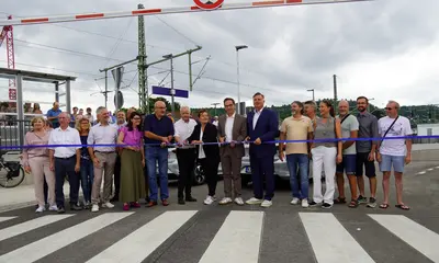 Vertreter*innen der Gemeinde Pfinztal und die Projektbeteiligten für den Bau der neuen Unterführungen in Sölingen zerschneiden bei einem symbolischen Akt ein blaues Bahnd zur offiziellen Eröffnung der neuen Unterführungen.