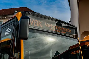 Nahaufnahme von einem VBK-Bus mit digitaler Anzeige.