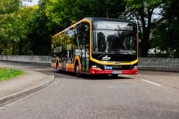 KVV-Bus fährt auf der Straße.