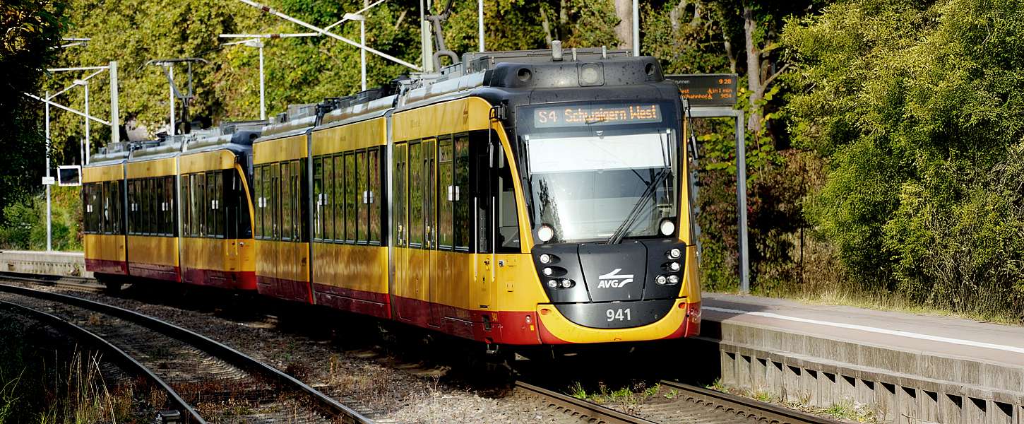 Eine AVG-Bahn fährt auf dem rechten Gleis der Strecke Stadtbahnlinie S4.
