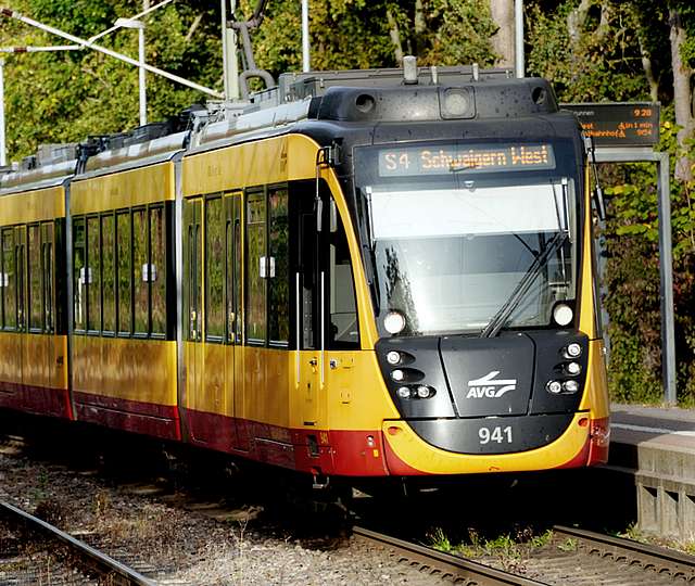 Eine AVG-Bahn fährt auf dem rechten Gleis der Strecke Stadtbahnlinie S4.