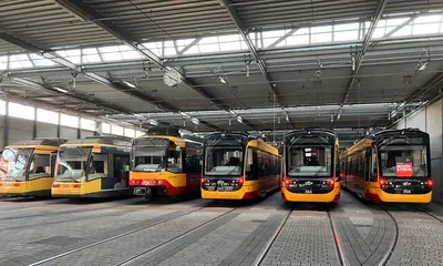 Bahnen der Verkehrsbetriebe Karlsruhe stehen in einer Wagenhalle des VBK-Betriebshofes 