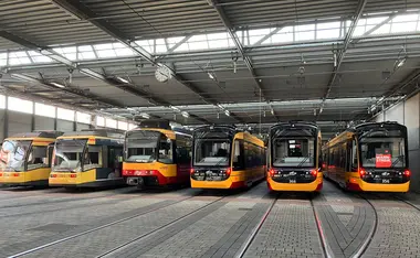 Bahnen der Verkehrsbetriebe Karlsruhe und der Albtal-Verkehrs-Gesellschaft stehen während eines Warnstreiks der Gewerkschaft ver.di in einer Wagenhalle eines Betriebshofes