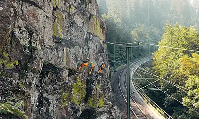 Männer seilen sich an einer Felswand im Murgtal ab. 