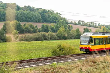 Eine AVG-Stadtbahn auf ihrer Fahrt entlang der Kraichgaubahn