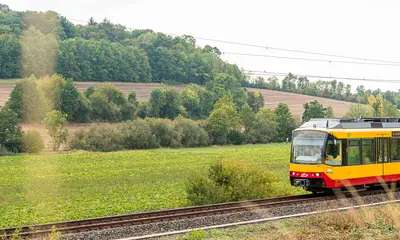 Eine AVG-Stadtbahn auf ihrer Fahrt entlang der Kraichgaubahn