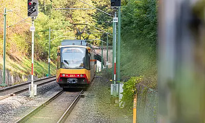AVG-Stadtbahn fährt durch den Kraichgau. 
