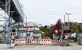 Bahnübergang in Söllingen mit rot-weißen Absperrzäunen.