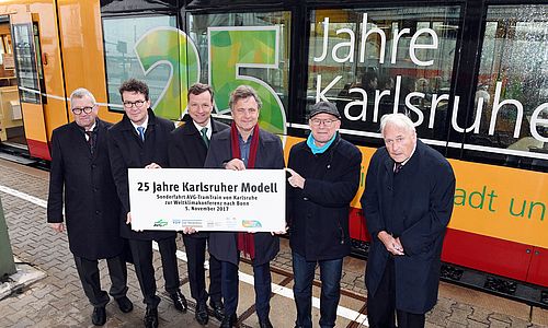 Sonderfahrt zur Weltklimakonferenz: AVG Zweisystem-Stadtbahn startet von Karlsruhe nach Bonn 
