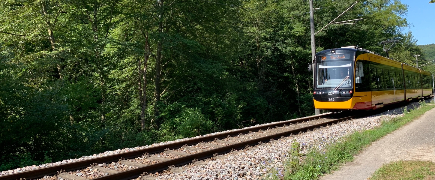 Die Stadtbahnlinie S11 fährt auf den Gleisen in Richtung Ittersbach.