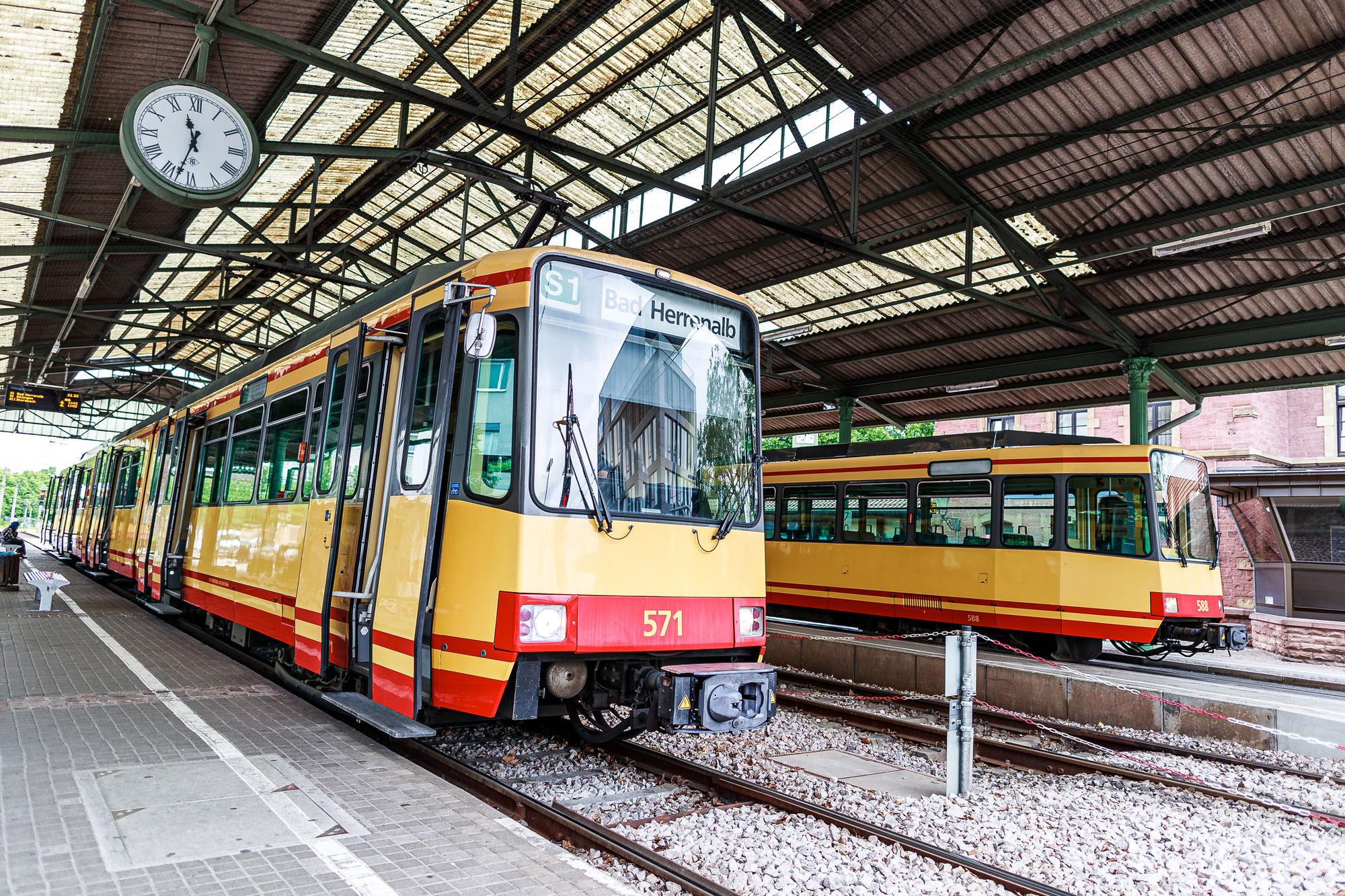 Zwei Bahnen stehen im Stadtbahnhof Ettlingen