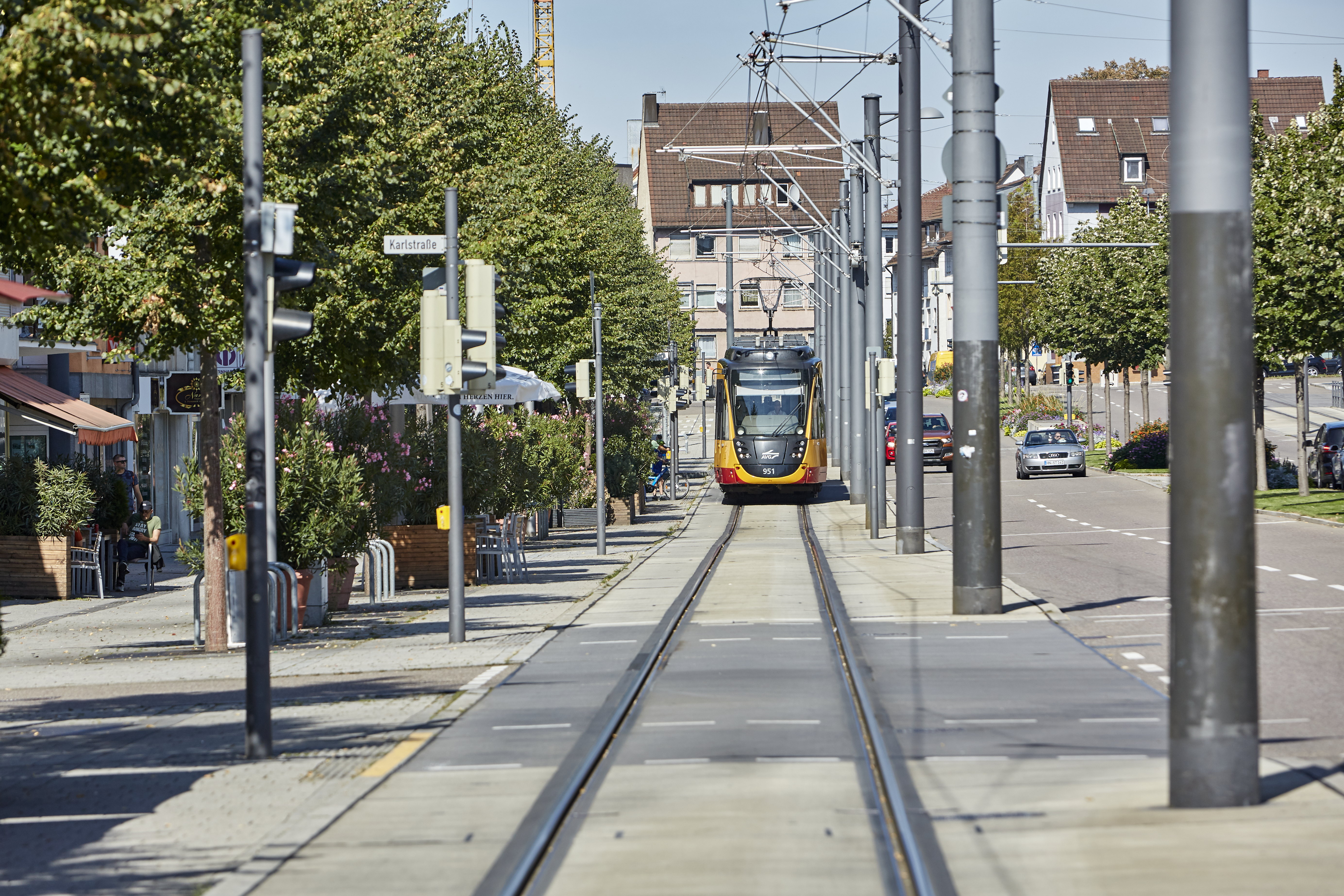 Eine Bahn fährt auf Schienen Heilbronn Innenstadt