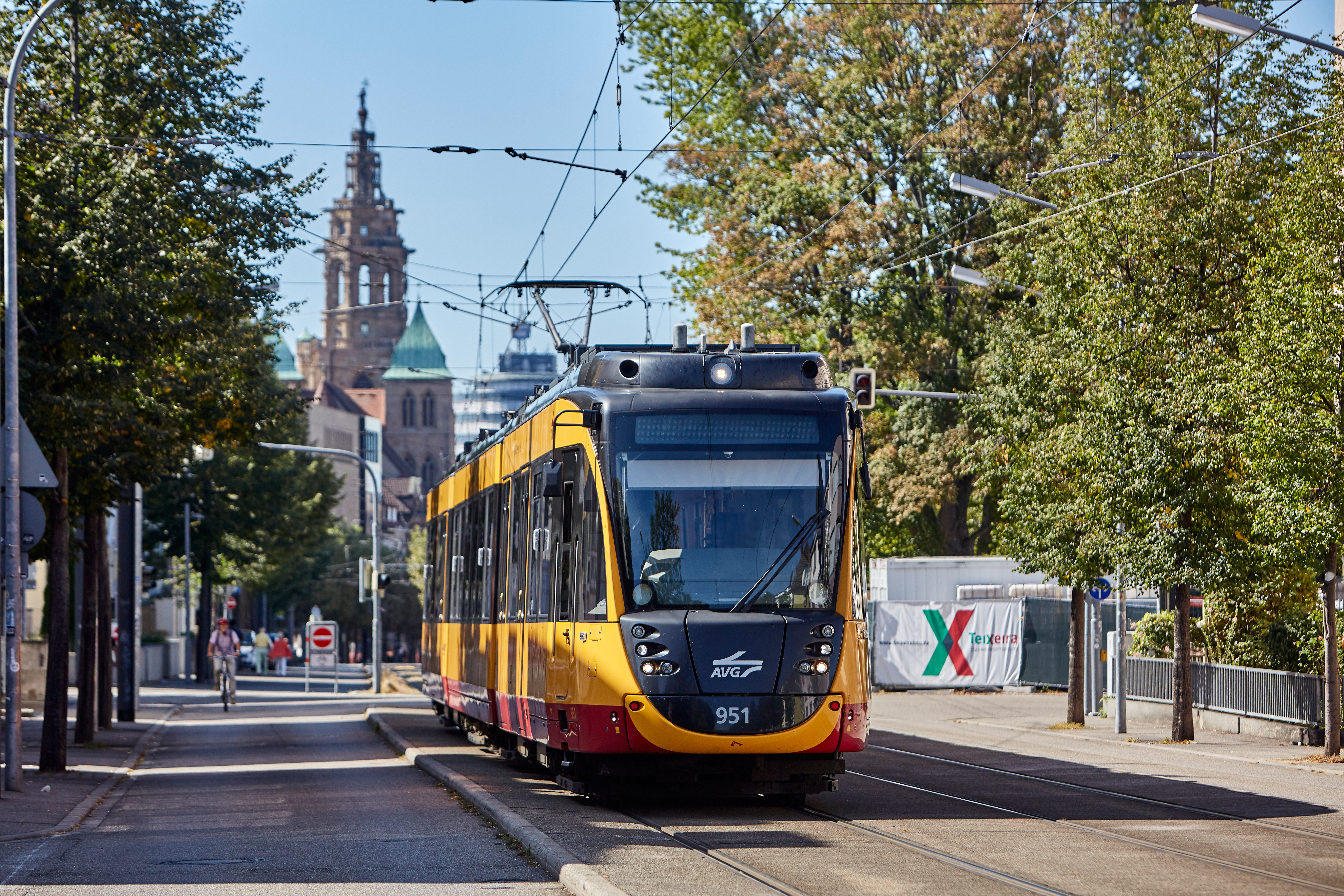 Ein Bahn fährt auf Schienen