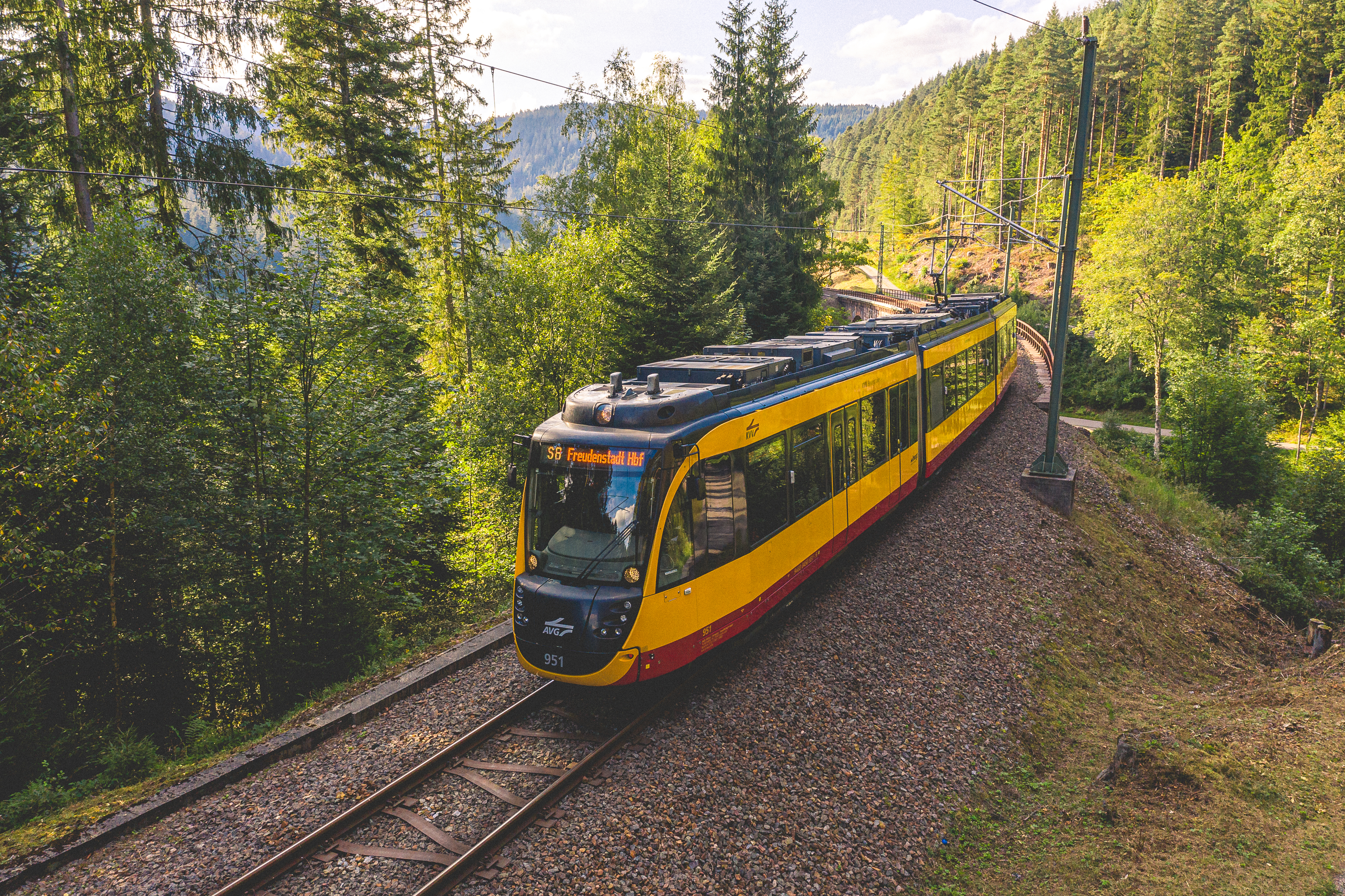 Bahn auf Gleisen